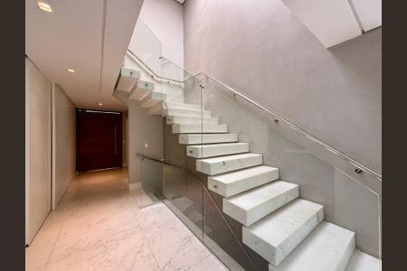 Casa de condomínio à venda com 600m², 3 quartos e 5 vagasEscadas