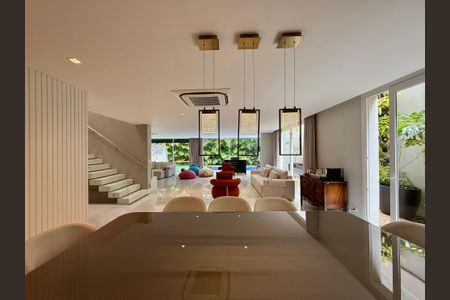 Sala  de casa de condomínio à venda com 3 quartos, 600m² em Granja Julieta, São Paulo