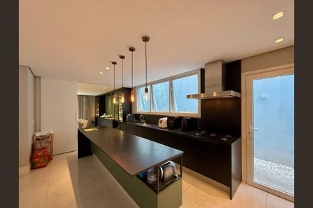 Casa de condomínio à venda com 600m², 3 quartos e 5 vagasCozinha 