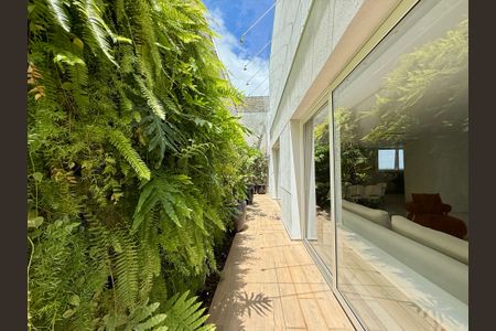 Casa de condomínio à venda com 600m², 3 quartos e 5 vagasQuintal Lateral 