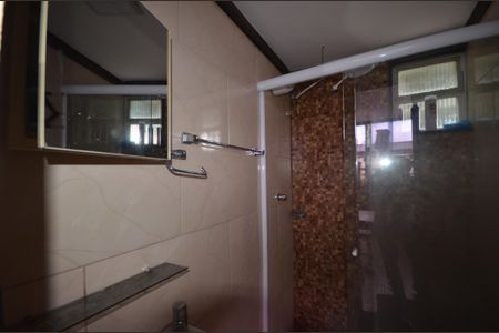 Banheiro de kitnet/studio para alugar com 1 quarto, 12m² em Bento Ribeiro, Rio de Janeiro