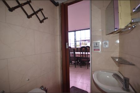 Banheiro de kitnet/studio para alugar com 1 quarto, 12m² em Bento Ribeiro, Rio de Janeiro