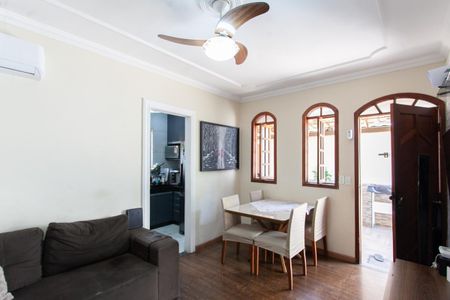 Casa à venda com 114m², 2 quartos e 3 vagasSala