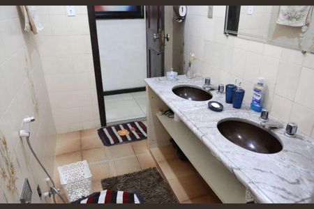 Casa para alugar com 331m², 4 quartos e 2 vagasBanheiro