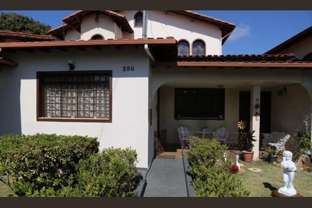 Casa para alugar com 331m², 4 quartos e 2 vagasFachada