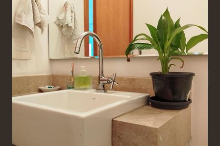 Apartamento à venda com 171m², 3 quartos e 4 vagasBanheiro 4 - lavabo