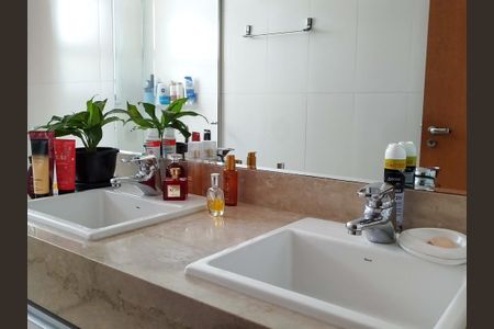 Apartamento à venda com 171m², 3 quartos e 4 vagasBanheiro 2 - suite 2