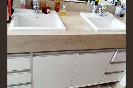 Apartamento à venda com 171m², 3 quartos e 4 vagasBanheiro 2 - suite 2