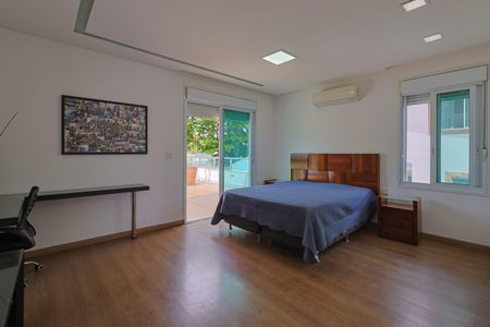 Casa à venda com 356m², 3 quartos e 4 vagas Casa à venda com 356m², 3 quartos e 4 vagasQuarto 3