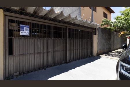 Casa à venda com 231m², 6 quartos e 2 vagasFachada e Plaquinha