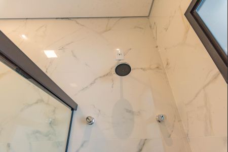 Casa de condomínio à venda com 300m², 3 quartos e 4 vagas Casa de condomínio à venda com 300m², 3 quartos e 4 vagasBanheiro da Suíte 1