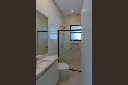 Casa de condomínio à venda com 300m², 3 quartos e 4 vagas Casa de condomínio à venda com 300m², 3 quartos e 4 vagasBanheiro da Suíte 1