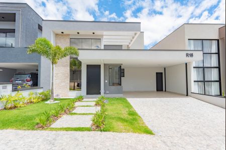 Casa de condomínio à venda com 300m², 3 quartos e 4 vagas Casa de condomínio à venda com 300m², 3 quartos e 4 vagasFachada