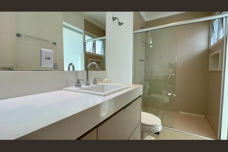 Apartamento à venda com 333m², 4 quartos e 4 vagasBanheiro da Suíte 2