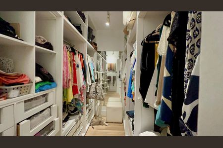 Apartamento à venda com 333m², 4 quartos e 4 vagasCloset da suíte 1