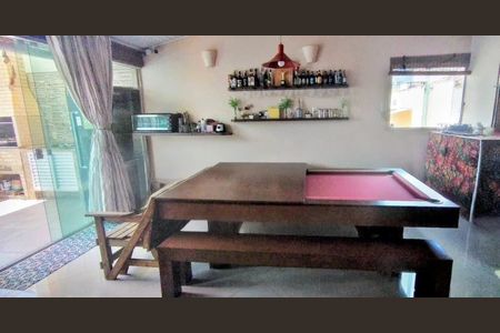 Casa de condomínio à venda com 178m², 4 quartos e 2 vagasÁrea externa