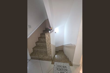 Casa de condomínio à venda com 178m², 4 quartos e 2 vagasEscada