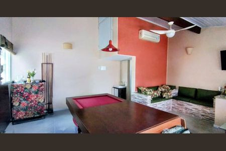 Casa de condomínio à venda com 178m², 4 quartos e 2 vagasÁrea externa