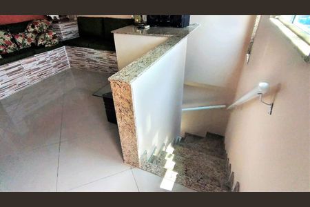 Casa de condomínio à venda com 178m², 4 quartos e 2 vagasEscada