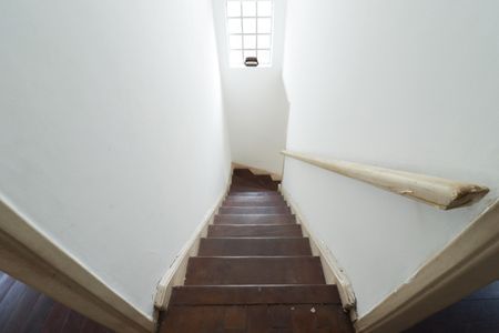 Casa à venda com 160m², 3 quartos e 5 vagas Casa à venda com 160m², 3 quartos e 5 vagasEscada