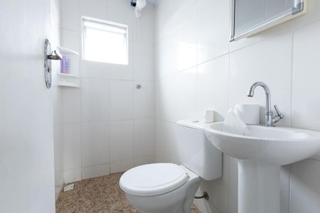 Banheiro Social de kitnet/studio para alugar com 1 quarto, 30m² em Uberaba, Curitiba