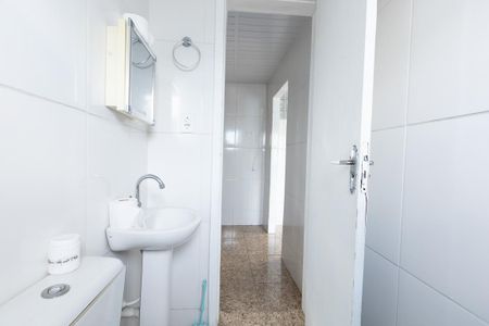 Banheiro Social de kitnet/studio para alugar com 1 quarto, 30m² em Uberaba, Curitiba