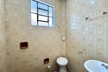 Banheiro de casa para alugar com 2 quartos, 90m² em Jardim Itacolomi, São Paulo