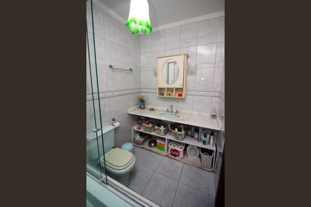 Casa de condomínio à venda com 177m², 4 quartos e 2 vagas Casa de condomínio à venda com 177m², 4 quartos e 2 vagasBanheiro da Suíte