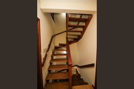 Casa de condomínio à venda com 177m², 4 quartos e 2 vagas Casa de condomínio à venda com 177m², 4 quartos e 2 vagasEscada