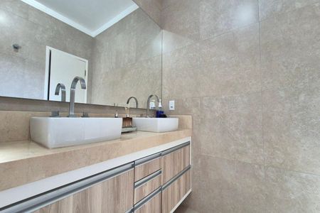 Casa à venda com 230m², 4 quartos e 5 vagas Casa à venda com 230m², 4 quartos e 5 vagasBanheiro da Suíte