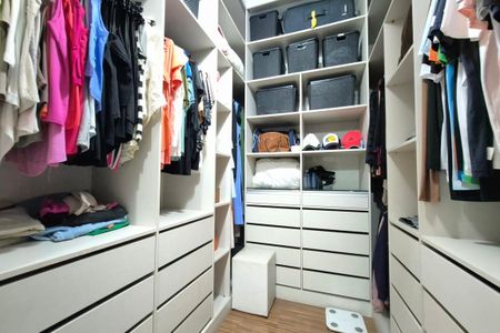 Casa à venda com 230m², 4 quartos e 5 vagas Casa à venda com 230m², 4 quartos e 5 vagasCloset da Suíte