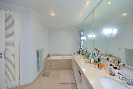 Apartamento para alugar com 280m², 4 quartos e 3 vagasBanheiro da Suíte 1