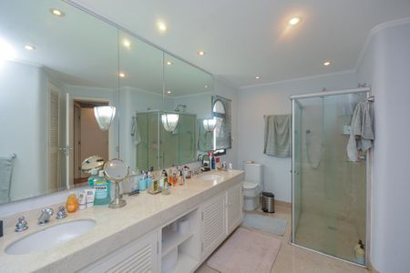 Apartamento para alugar com 280m², 4 quartos e 3 vagasBanheiro da Suíte 1