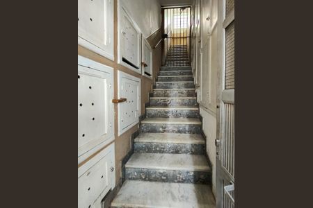 Apartamento à venda com 50m², 2 quartos e sem vagaescada