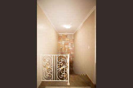 Casa à venda com 650m², 4 quartos e 5 vagas Casa à venda com 650m², 4 quartos e 5 vagasEscada