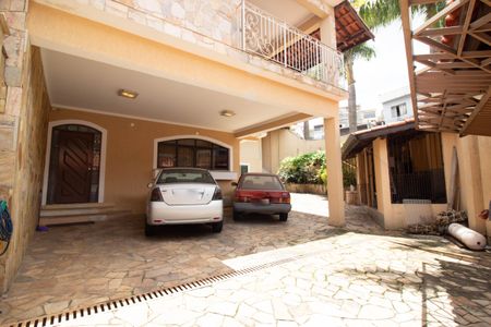 Casa à venda com 650m², 4 quartos e 5 vagas Casa à venda com 650m², 4 quartos e 5 vagasGaragem