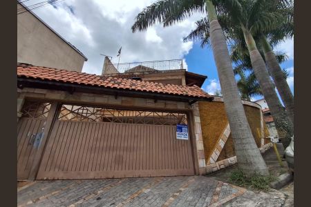 Casa à venda com 650m², 4 quartos e 5 vagas Casa à venda com 650m², 4 quartos e 5 vagasFachada