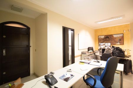 Casa à venda com 650m², 4 quartos e 5 vagas Casa à venda com 650m², 4 quartos e 5 vagasEscritório