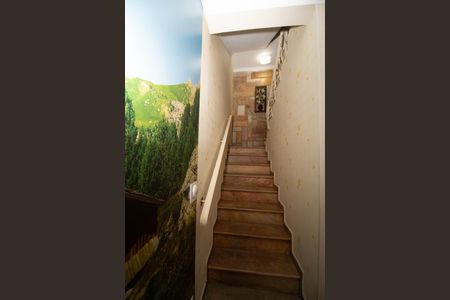 Casa à venda com 650m², 4 quartos e 5 vagas Casa à venda com 650m², 4 quartos e 5 vagasEscada