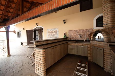 Casa à venda com 650m², 4 quartos e 5 vagas Casa à venda com 650m², 4 quartos e 5 vagasÁrea - Churrasqueira