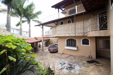 Casa à venda com 650m², 4 quartos e 5 vagas Casa à venda com 650m², 4 quartos e 5 vagasÁrea externa