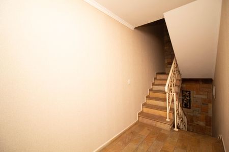 Casa à venda com 650m², 4 quartos e 5 vagas Casa à venda com 650m², 4 quartos e 5 vagasEscada