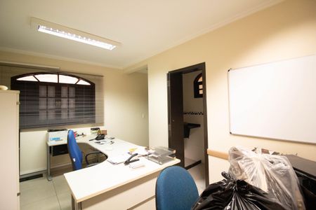 Casa à venda com 650m², 4 quartos e 5 vagas Casa à venda com 650m², 4 quartos e 5 vagasEscritório