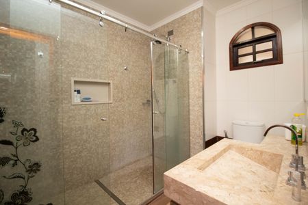 Casa à venda com 650m², 4 quartos e 5 vagas Casa à venda com 650m², 4 quartos e 5 vagasBanheiro da Suíte 1