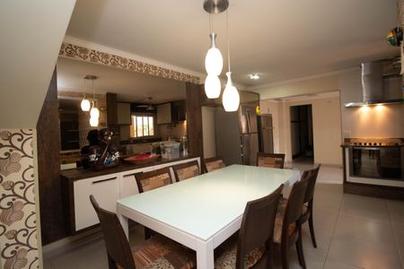 Casa à venda com 650m², 4 quartos e 5 vagas Casa à venda com 650m², 4 quartos e 5 vagasCozinha