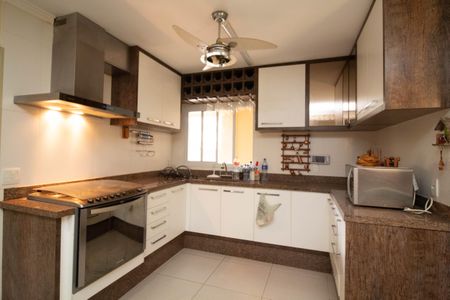 Casa à venda com 650m², 4 quartos e 5 vagas Casa à venda com 650m², 4 quartos e 5 vagasCozinha