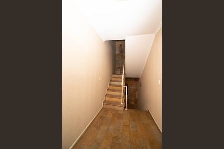 Casa à venda com 650m², 4 quartos e 5 vagas Casa à venda com 650m², 4 quartos e 5 vagasEscada