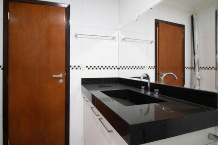 Casa à venda com 650m², 4 quartos e 5 vagas Casa à venda com 650m², 4 quartos e 5 vagasBanheiro da Suíte 3 e 4