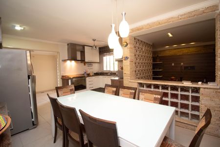 Casa à venda com 650m², 4 quartos e 5 vagas Casa à venda com 650m², 4 quartos e 5 vagasCozinha