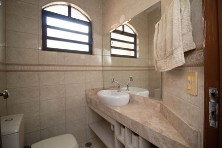 Casa à venda com 650m², 4 quartos e 5 vagas Casa à venda com 650m², 4 quartos e 5 vagasBanheiro 1